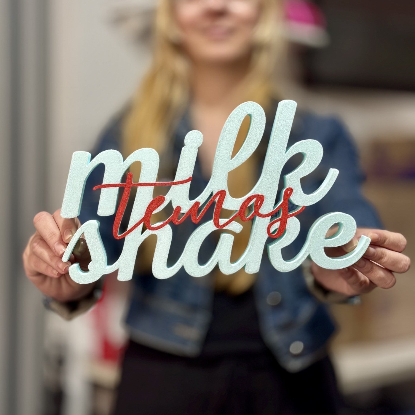 Letreiro “Temos Milk Shake” — foto 2
